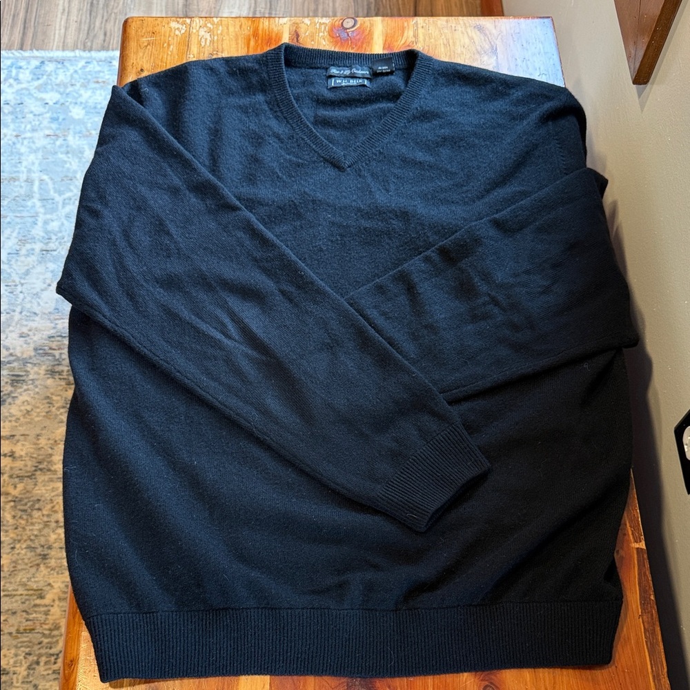 WH Belk Men's Classic Black V-Neck 100% cashmere Sweater